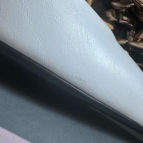 No. 21 OFF WHITE PUMPS W/ GOLD CHAINS - Picture 7 of 14